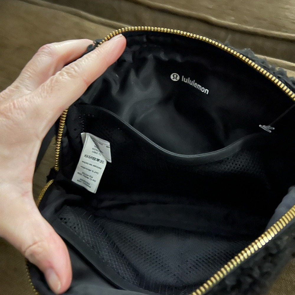 Lululemon belt bag black with gold - Picture 3 of 7